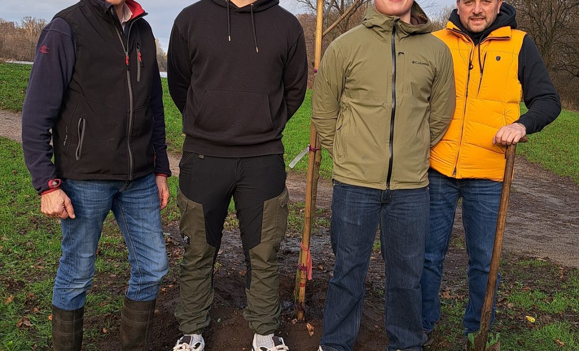 Bildunterschrift: ‚Baum 2023_Gruppe.jpg‘ Rotblühende Kastanie an der Historischen Wassermühle gepflanzt: Volker Nickel mit Nils Junkereit, Tom Leverenz und Frank Dening (v.l.). Foto: Paul Hicks